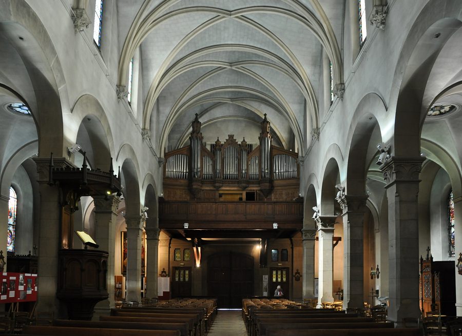 La nef et l'orgue de tribune de l'église Saint–François–de–Sales vus du chœur
