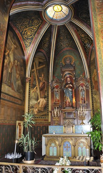 La chapelle du Sacré–Cœur et sa voûte percée d'un oculus