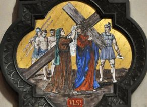 Chemin de croix, station VI : «Véronique essuie la face de Jésus»