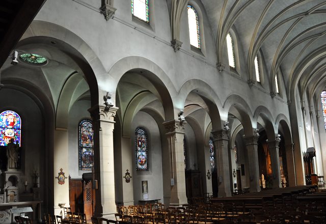 Les arcades de la nef présentent un style néo–roman