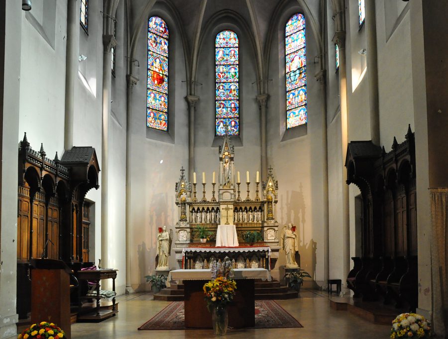 Le chœur de l'église Saint–François–de–Sales veut rappeler le XIIIe siècle.