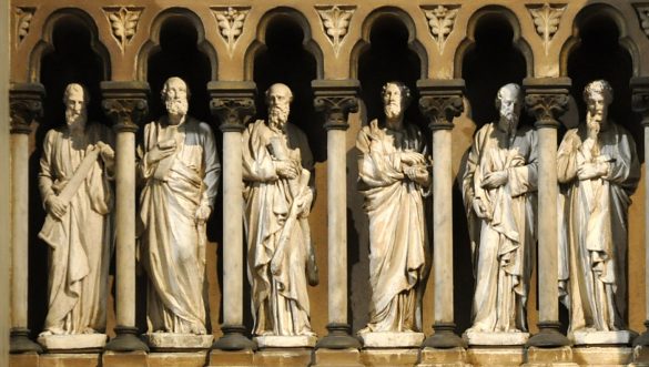 Galerie des apôtres et de leurs attributs (côté droit) sur le maître–autel