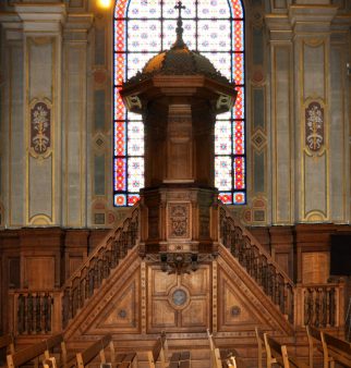 La chaire à prêcher reléguée dans une chapelle latérale