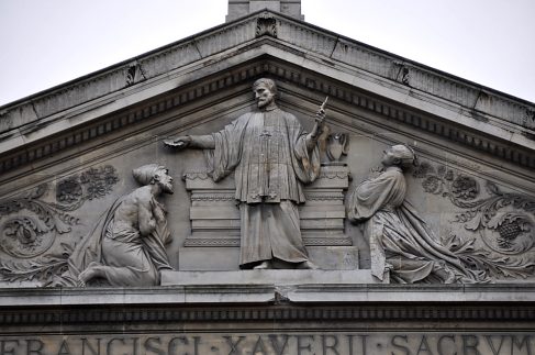 Saint-François-Xavier, le fronton de la façade