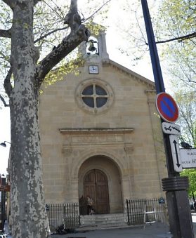 La façade sur la place Victor-Hugo