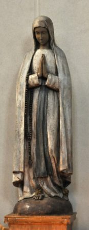 Statue de la Vierge dans la nef