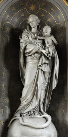 Groupe sculpté de la Vierge à l'Enfant