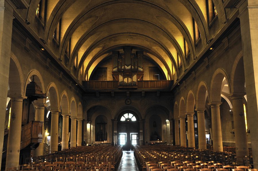 La nef et l'orgue de tribune vus du chœur