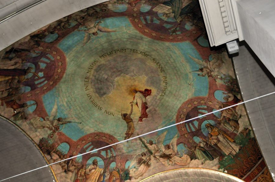 La coupole à la croisée du transept est ornée d'une peinture à l'huile représentant saint Jean–Baptiste accueilli au ciel par le Christ (Henri Nožais, 1929)