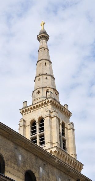 La très belle flèche du clocher rappelle