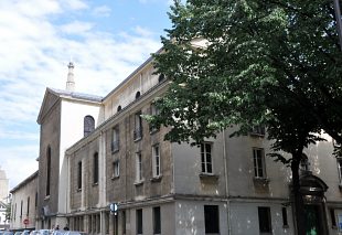 Le côté droit de l'église accueille des logements