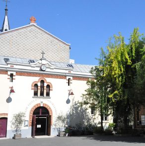 Un petit jardin secret : la cour derrière l'église