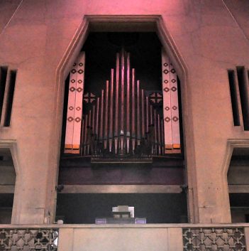 L'orgue de tribune est dû au facteur Dargassies (1991)