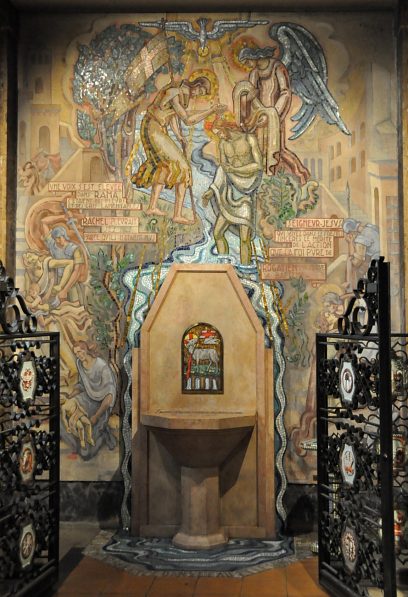 La décoration du baptistère a été conçue et créée par l'atelier Mauméjean Frères