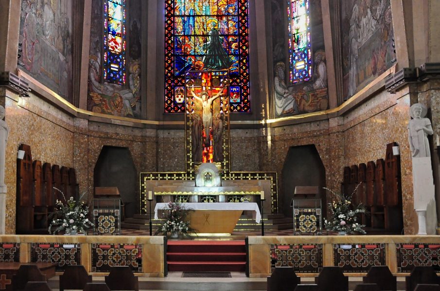 Le chœur de l'église Saint-Jean-Bosco a été conçu  et réalisé par l'atelier Mauméjean Frères.