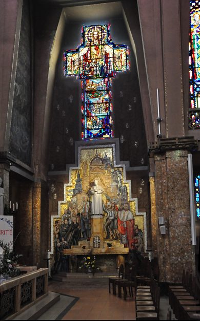Le transept droit est dédié à saint Jean Bosco