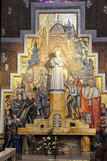 Autel dédié à saint Jean Bosco dans le transept droit
