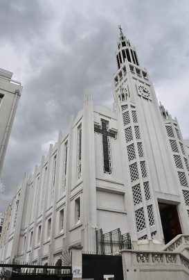 La façade et le côté gauche de l'église