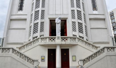 Le parvis de l'église, rue Alexandre-Dumas