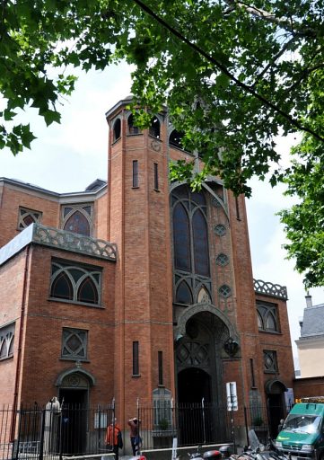 La façade revêtue de briques rouges