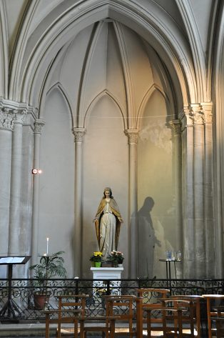 Absidiole droite avec statue de la Vierge