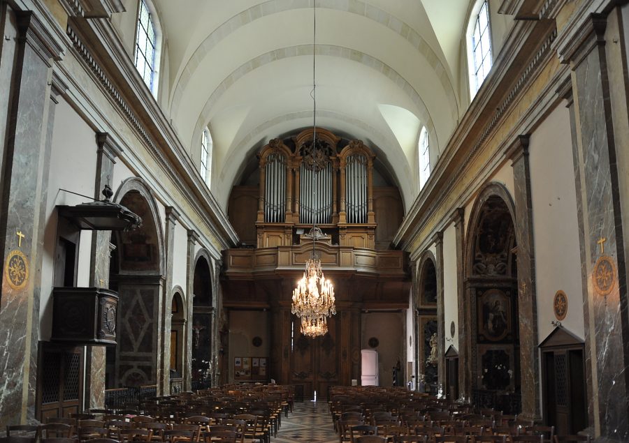 La nef et l'orgue de tribune vus depuis la croisée du transept