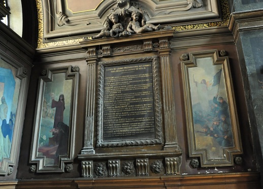 Les murs latéraux de la chapelle sont chacun ornés de deux toiles sur la vie de sainte Thérèse