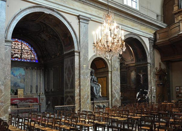 Les deux chapelles latérales droites entourent la statue traditionnelle de saint Pierre sur son trône