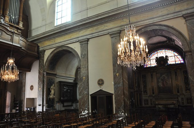 Les deux chapelles latérales de la gauche au sein d'une architecture classique assež dépouillée