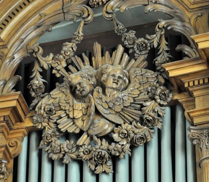 Deux chérubins au milieu d'une décoration florale baroque  dans le buffet de l'orgue