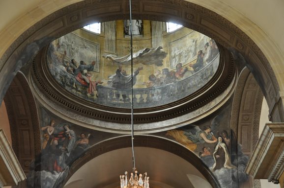 Vue d'ensemble de la coupole depuis l'allée centrale avec les deux  pendentifs