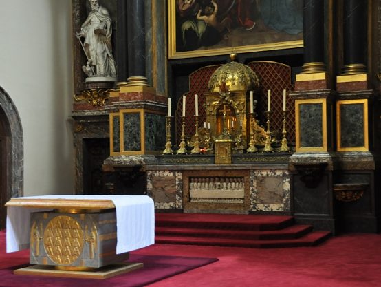 Le chœur avec le maître-autel. Devant, l'autel de messe du XXe  siècle