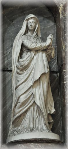 Statue de sainte Thérèse d'Avila () à droite du retable