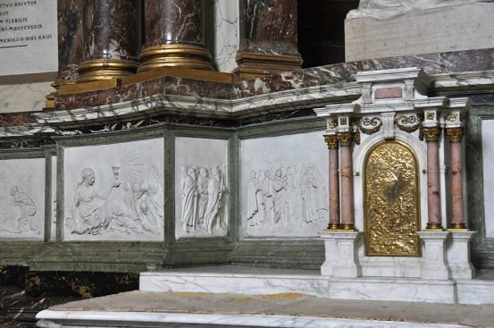 Les frises en bas-relief sur l'autel de la Vierge