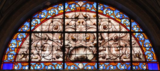 Vitrail avec rinceaux et coquillage dans la chapelle des Bienheureux-Martyrs-des-Carmes