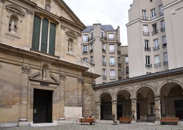 L'église et les arcades noyées dans les immeubles