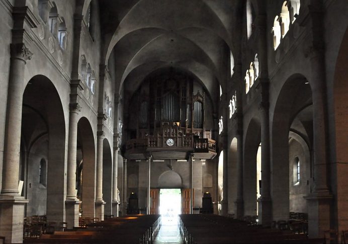 La nef vue du chœur