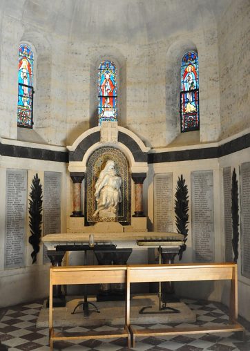 Chapelle des Morts dans l'avant–nef avec sa Piéta