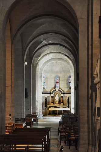 Le bas–côté gauche et la chapelle des Morts dans l'avant–nef