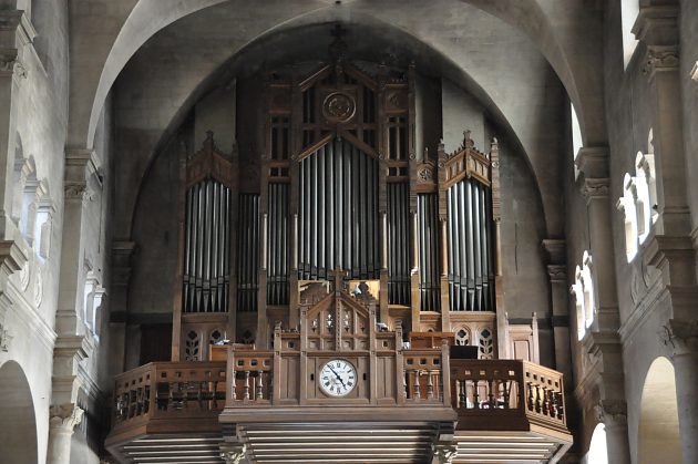 L'orgue de tribune est dû au facteur Debierre (1901).