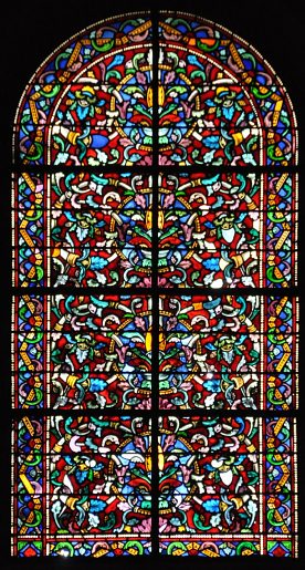 Vitrail  entrelacs polychromes dans le transept droit