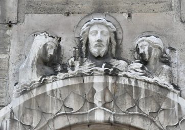 Sculpture en ronde-bosse au-dessus du portail d'entrée