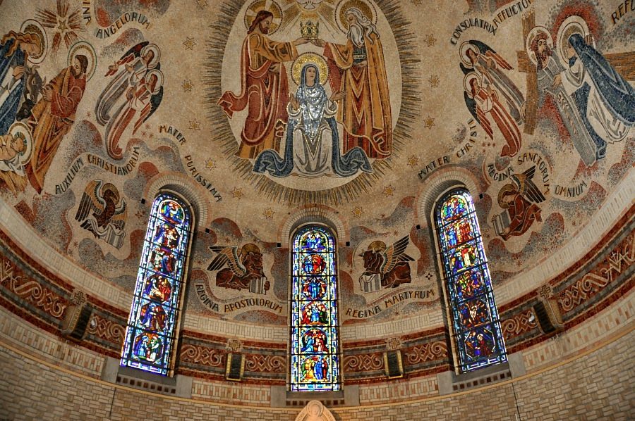 La voûte et les vitraux de la chapelle de la Vierge