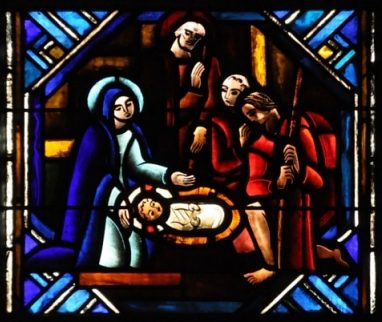 Vitrail dans la chapelle de la Vierge (détail La Nativité)