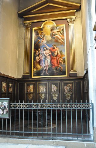 La chapelle des font baptismaux présente une suite de huit panneaux de l'école allemande du XVIe siècle