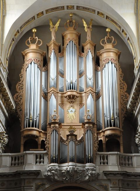 L'orgue de tribune (facteur Aubertin) et le buffet datent de 2005
