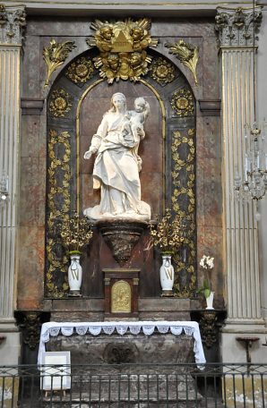 L'autel de la Vierge dans le transept sud