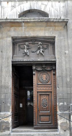 La porte d'entrée et ses putti sur l'imposte