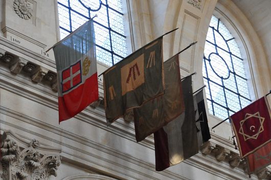 Les drapeaux pris à l'ennemi sur l'élévation gauche Les drapeaux pris à l'ennemi sur l'élévation gauche