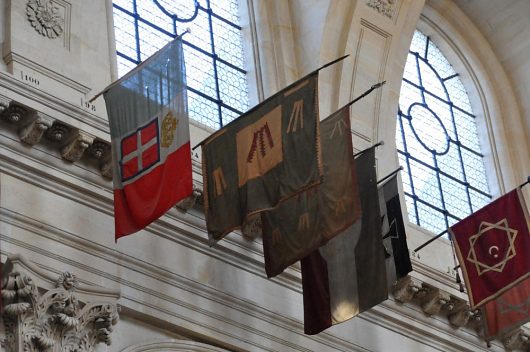 Les drapeaux pris à l'ennemi sur l'élévation gauche